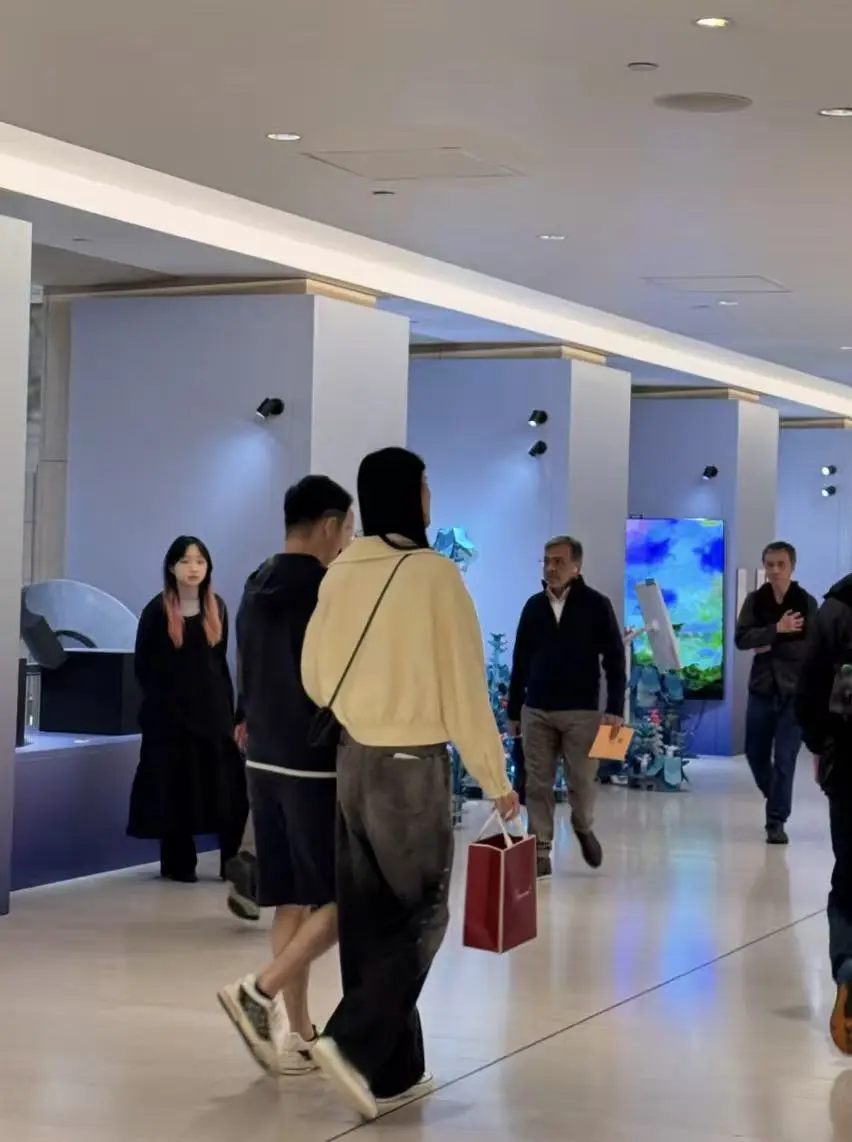 奚梦瑶何猷君逛街被偶遇。奚梦瑶跟路人合影，状态如女大学生，气质好好