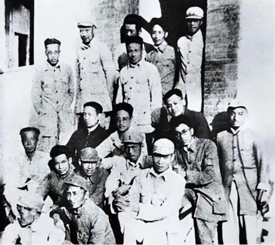 1949年，接管上海的山东干部走进旧财政局，发现对面交接的国民党局长，竟是潜伏了