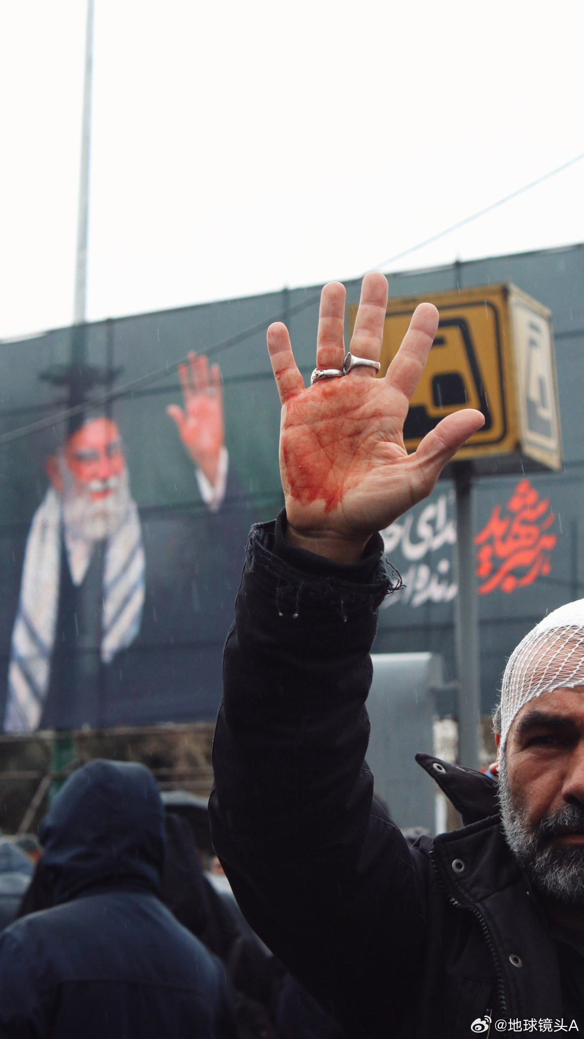 哈梅内伊遗体手紧握成拳在今天伊朗的圣城日集会上，右下角这面被展开的伊朗国旗，被