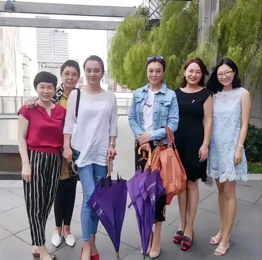 里面有两位明星美女，你能一眼认出来吗？