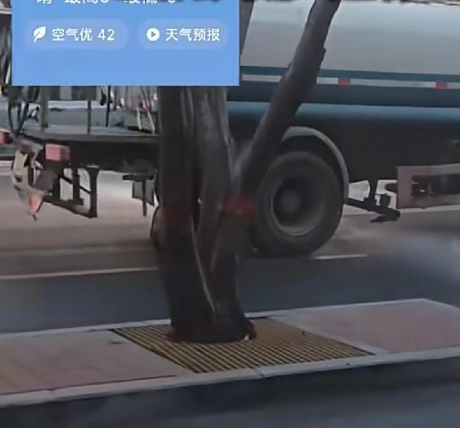 冬天，竟然还能在街头上看到洒水车，在努力的工作河北保定清苑区有人在上午看到洒水