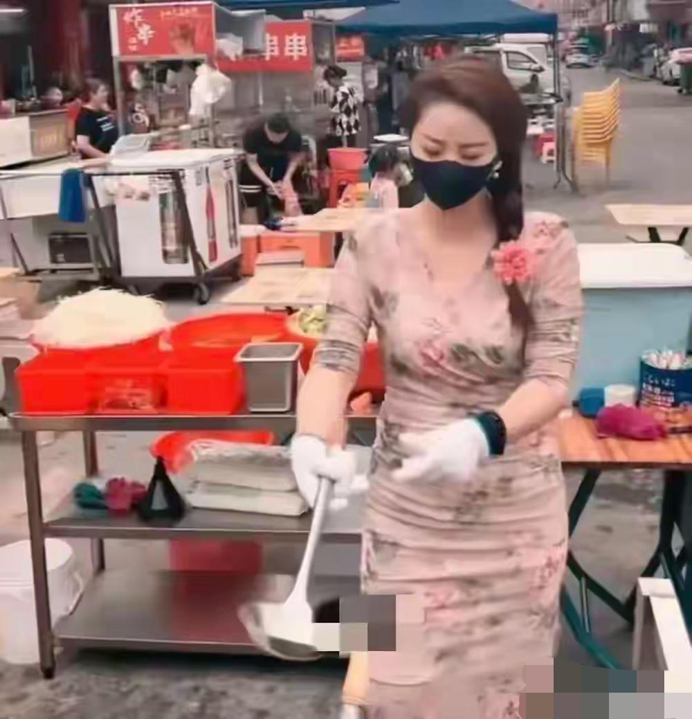 东莞炒粉姐最终败给了自己！东莞炒粉姐刚开始摆摊卖炒粉火了，就有一些事情做的不