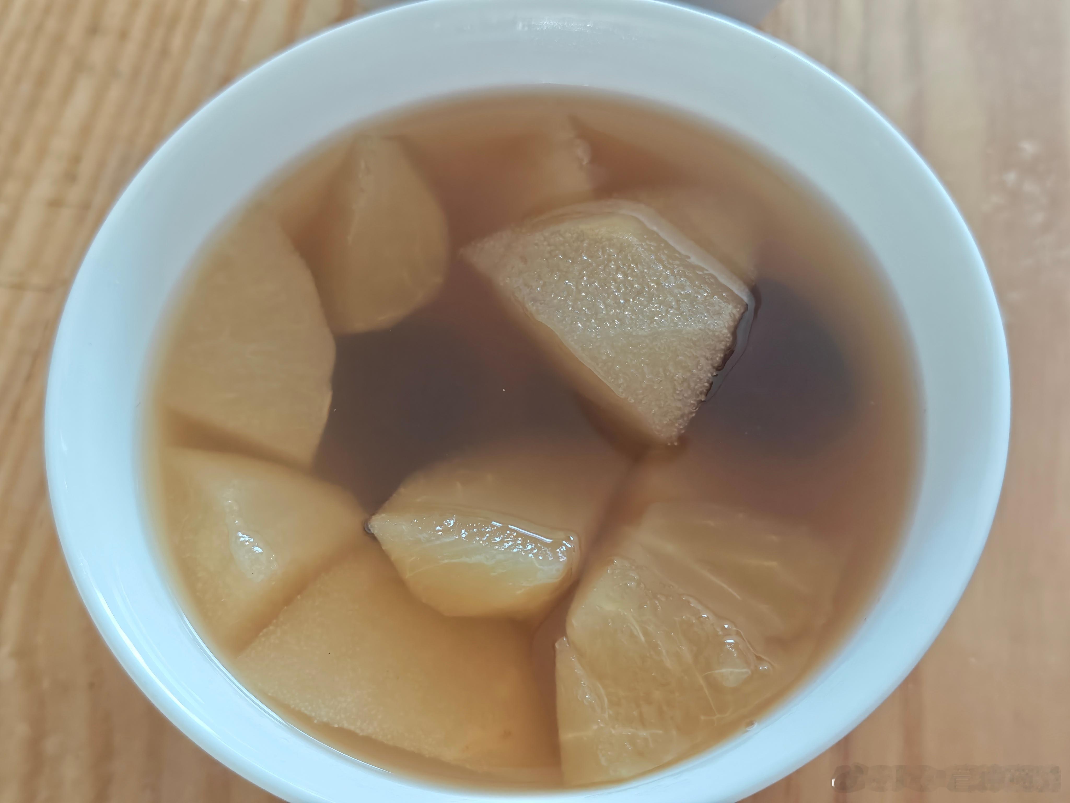 苹果梨红枣煮水的口感温润清甜汤水清润不腻，有梨的清甜、苹果的果香，还有红枣的温润