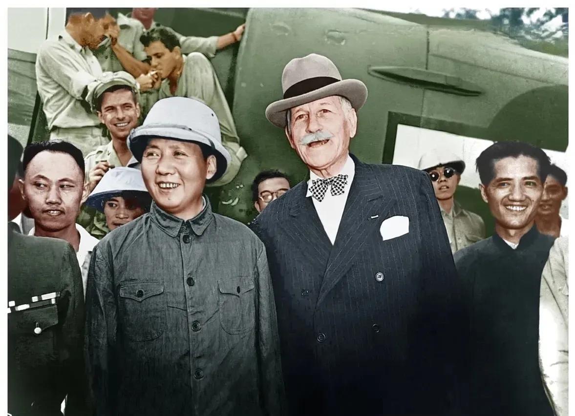 1945年8月28号下午，3时30分。毛泽东主席在重庆九龙坡机场，旁边是当时的美