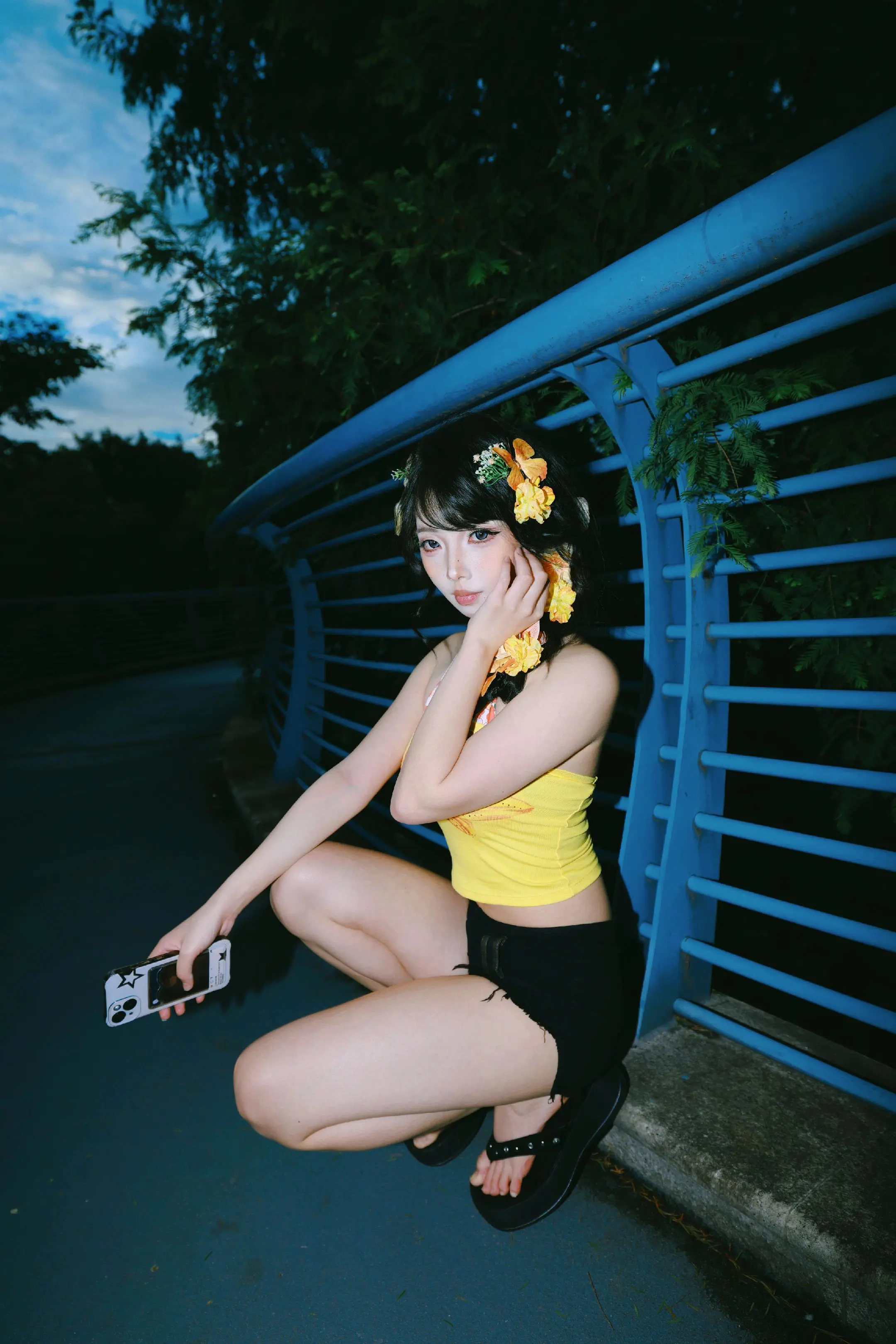 广角畸变氛围感写真。