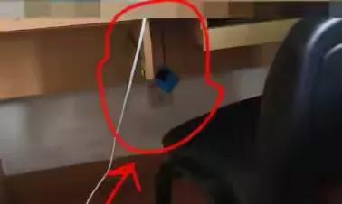 上海，一男子一觉醒来，发现自己桌子下，藏着一个摄像头，正对着他的床，男子惊出一身