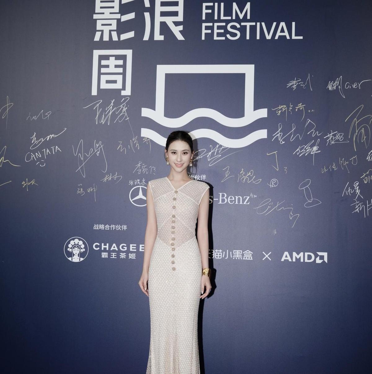 何超莲的裙子对身材要求极高，贴身的剪裁几乎容不下一点点多余的肉，稍微吸口气都能看见腰线的轮廓。讲真，