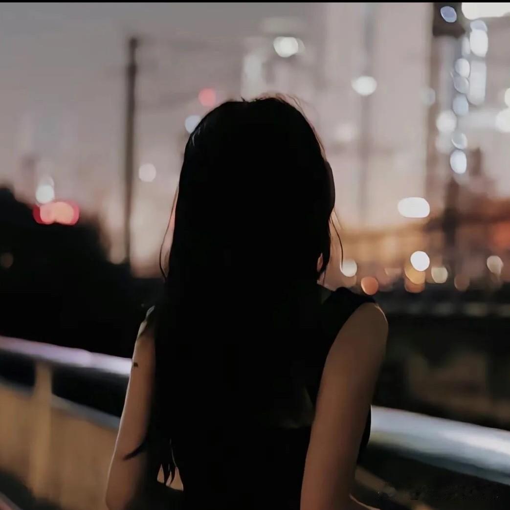 男人变了心会让你知道什么是没良心女人哭着说：我跟了他八年了，每天都把家里收拾
