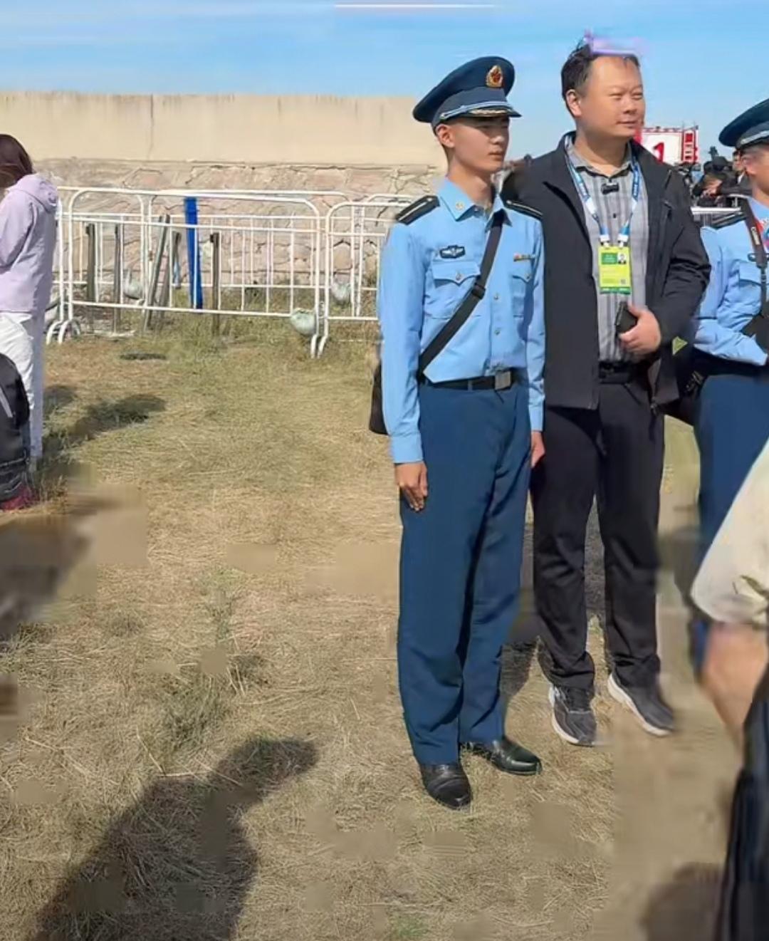 长春航展上看到了博主“听风的蚕”本人，粉丝们和蓝色制服工作人员见到了他纷纷合影，