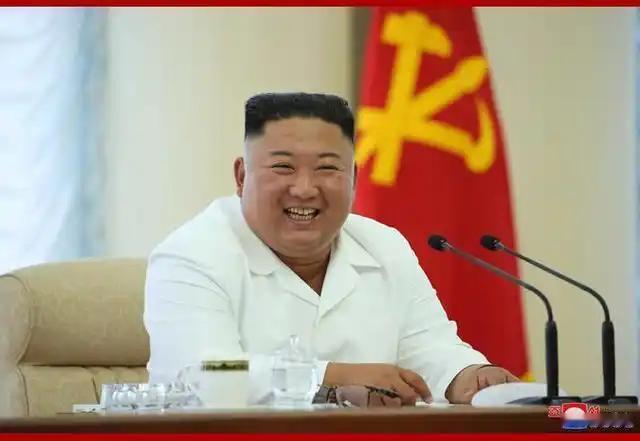 金正恩这次开会定下的新规矩，估计让美韩两家后背发凉。平壤不仅彻底撕了旧剧本，还要