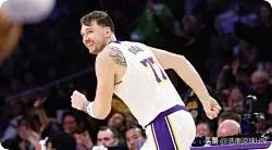 不可思议，里夫斯不打，湖人队迅速组成了新“三核”:组织核心，东契奇，今天23