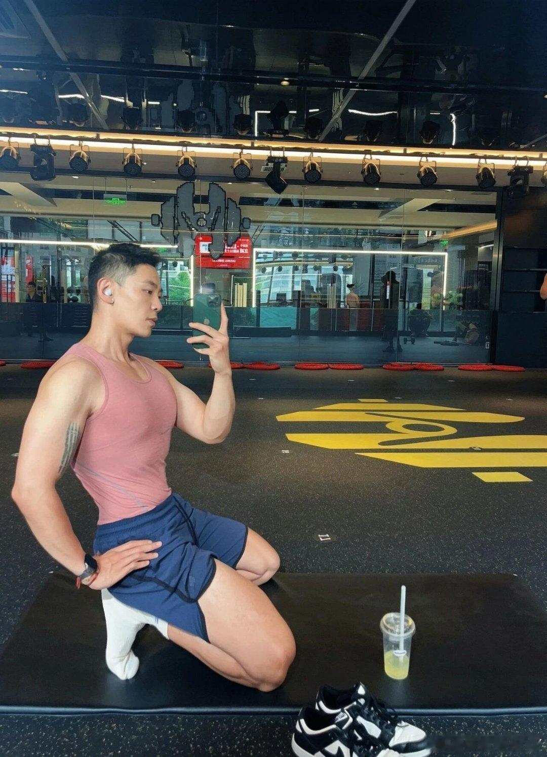 来看看你们喜欢肌肉男吗体育生​​​