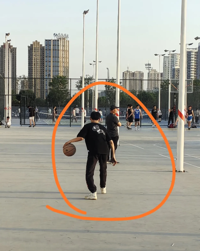 曾经一个好好的孩子，不知道为啥就成了现在这般模样？昨天跟老公在开发区体育馆附