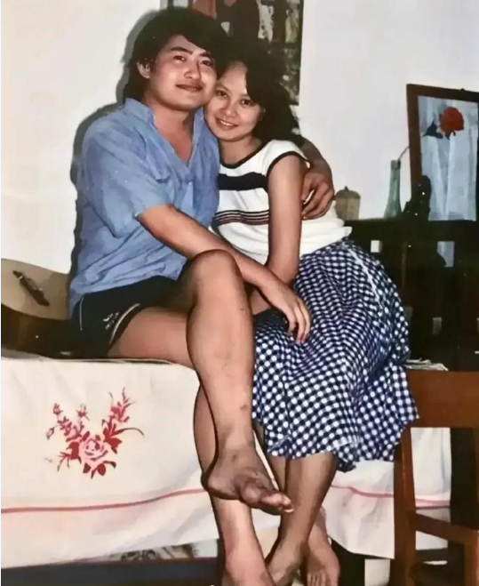 刘欢和卢璐于1988年结婚，这新婚夫妻的合影照好有年代感，刘欢那长发，还有那床单