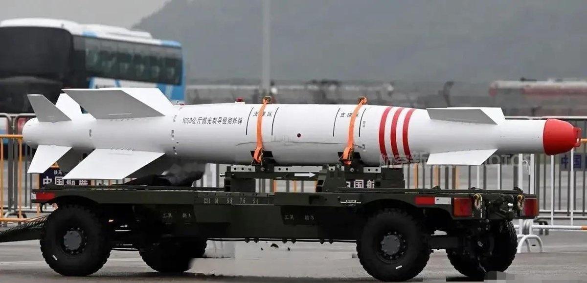 东大的1000公斤级制导侵彻炸弹可穿透6米混凝土或30米土层，是加固机堡、地下