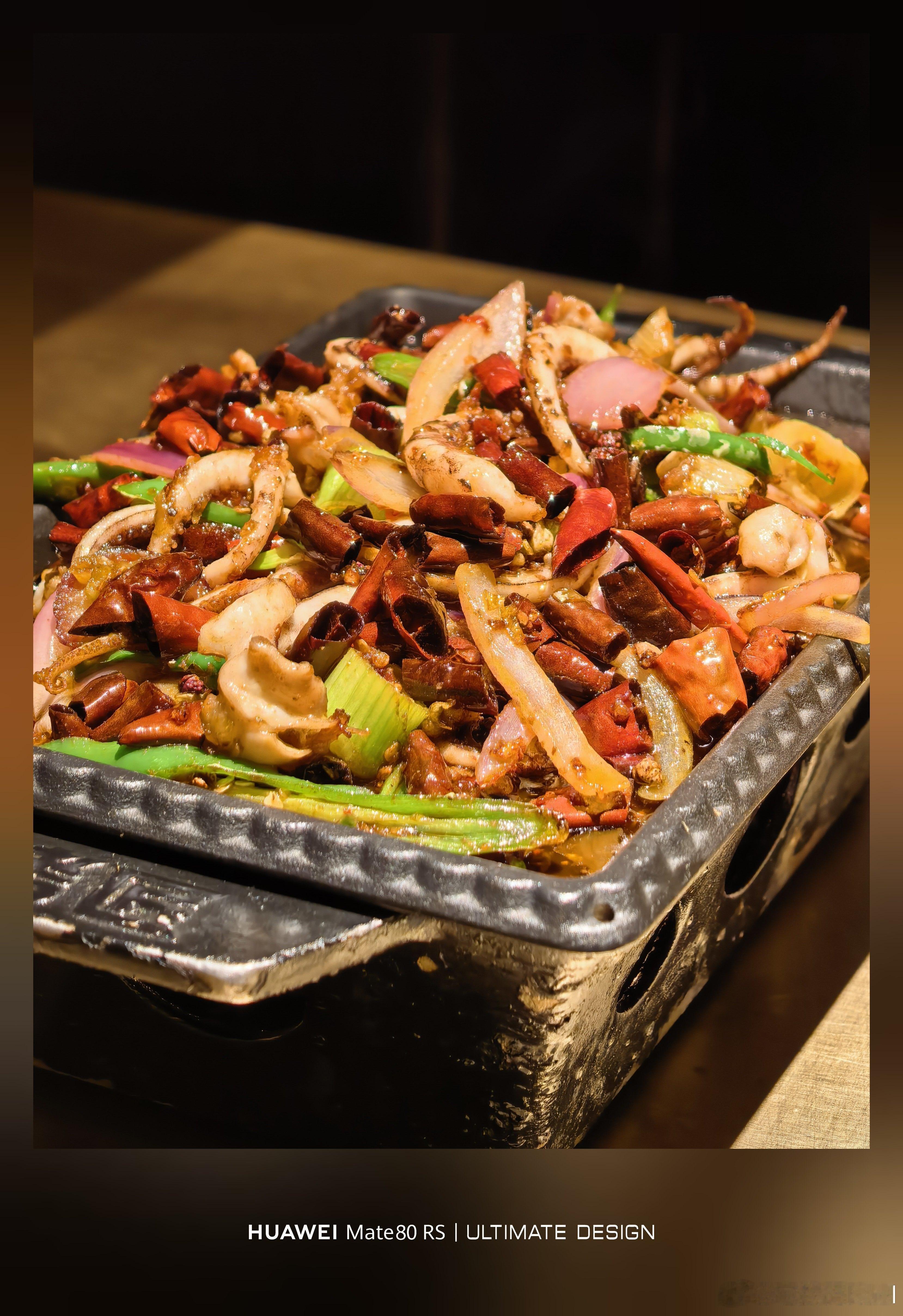 回家，来吃烤匠的麻辣烤鱼了！连着吃了几天的清淡口味，再看这满眼辣椒红彤彤的。贼过