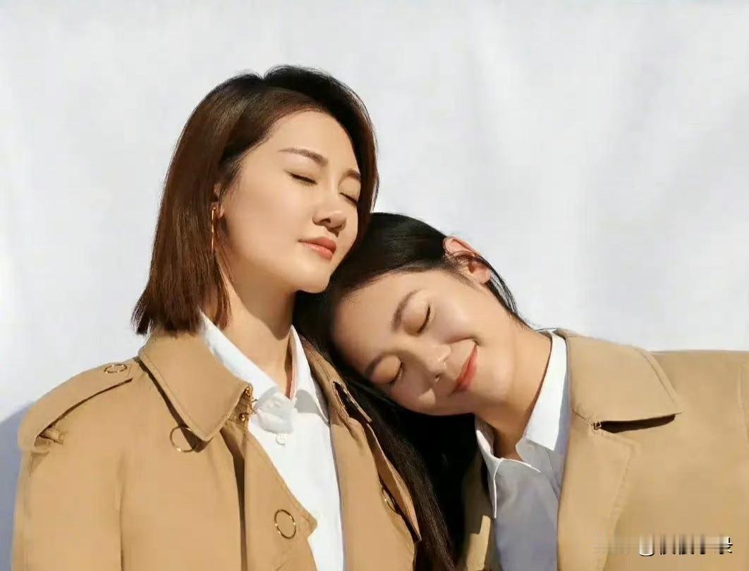 苗苗和妹妹的海报大片来啦！画面超美，苗苗更是美得出挑，姐妹同框超养眼！[赞][赞