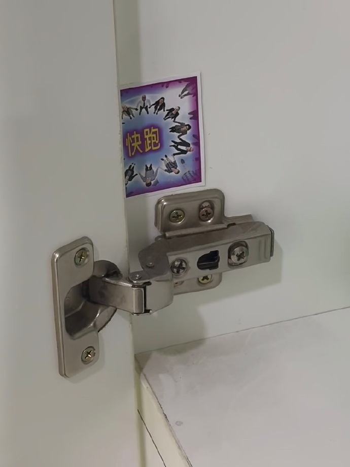 上一任离职留下的鼠标垫下发现…