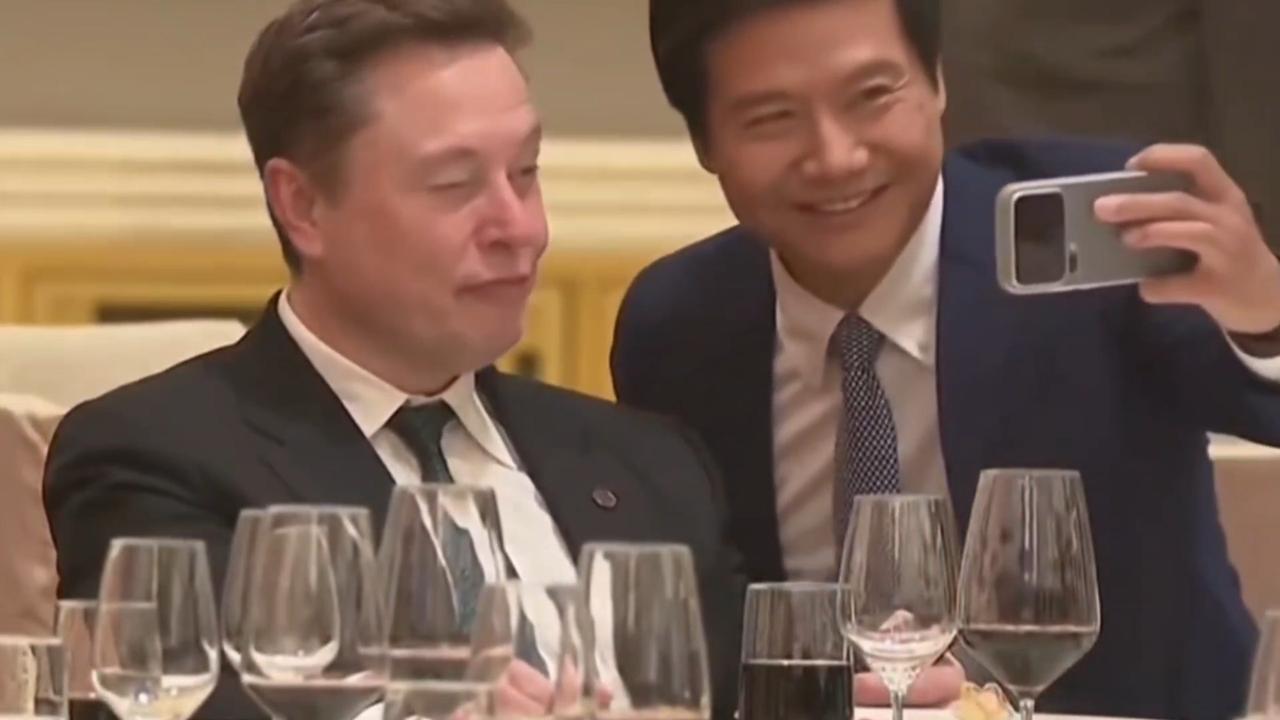 雷军给公司起名“小米”，并非单一因素，主要说法有：‌雷军曾提到自己喜爱“佛观
