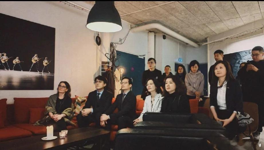 近日，靳东带领中国煤矿文工团的部分演艺人员赴欧洲的冰岛参加春节演出，身为煤矿文工