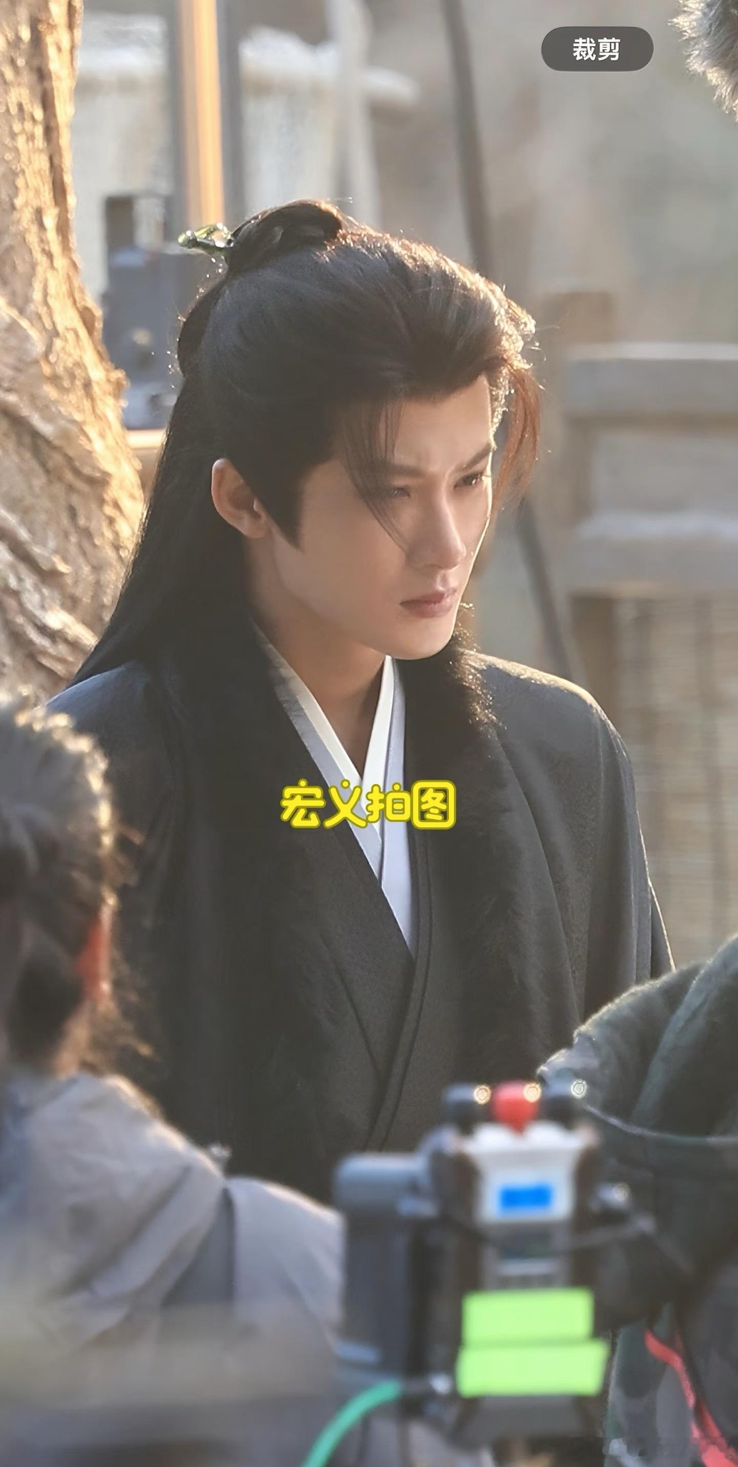 女主都够瘦了，男主居然脸比🌷还小