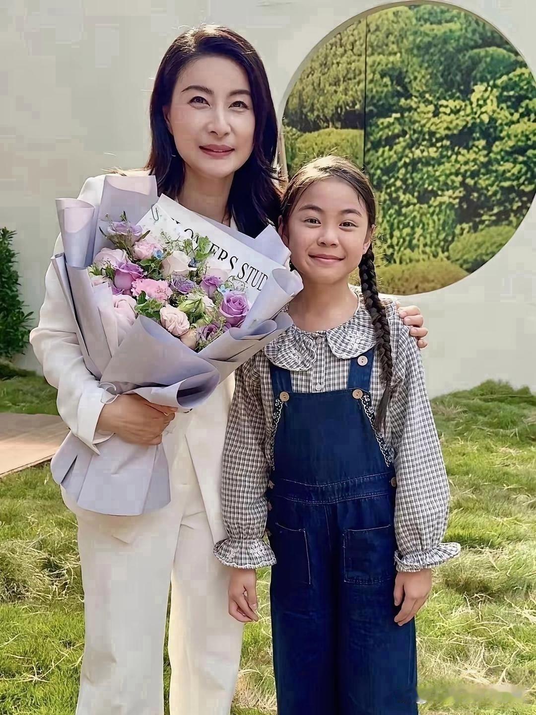 郭晶晶9岁的女儿霍中妍正脸照一曝光，网友都直呼基因太强大。小姑娘长着标准的鹅