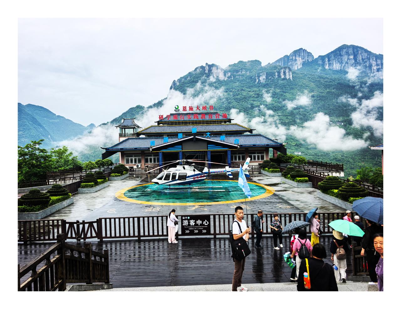 当地导游介绍说：恩施大峡谷位于湖北省恩施土家族苗族自治州，是清江大峡谷的一段，被
