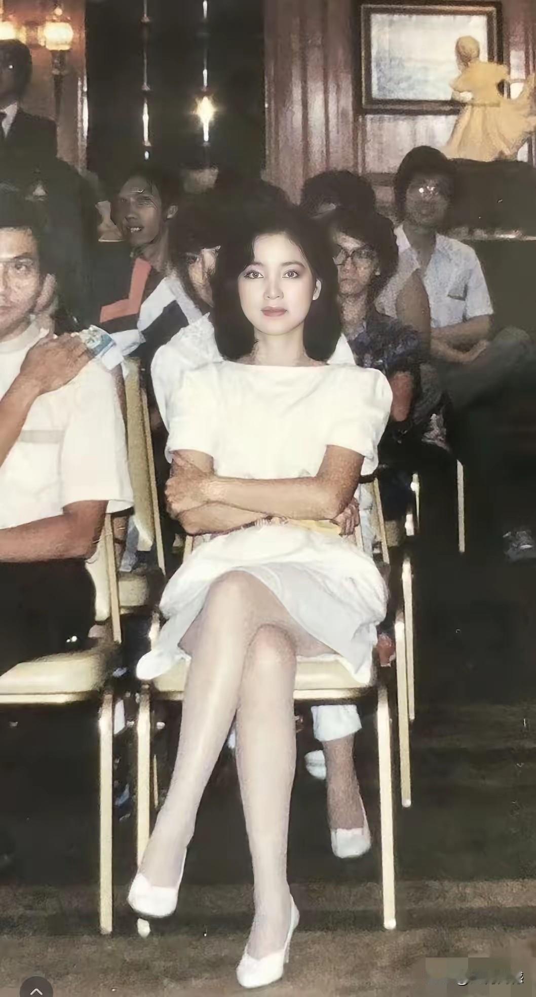 几十年前的美女，美的自然，美的浑然天成，如果用清水出芙蓉、天然去雕饰来形容，感觉