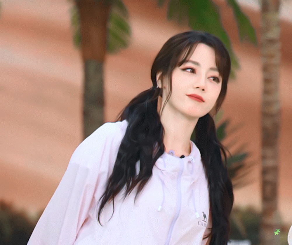 迪丽热巴工作室王亚飞直接带品牌登顶户外鞋服榜和抖旗舰榜双TOP了，女顶流的带