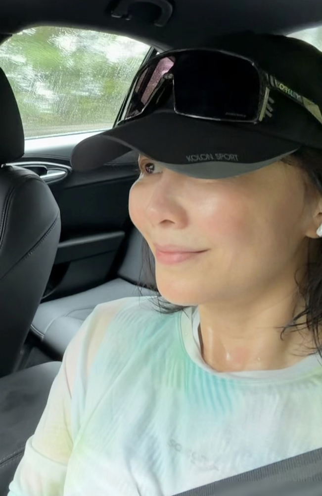 刘嘉玲这素颜状态，60岁的人了，跑完步脸肿成这样还敢往出发，真没把咱当外人。再看旁边开车的梁朝伟，一