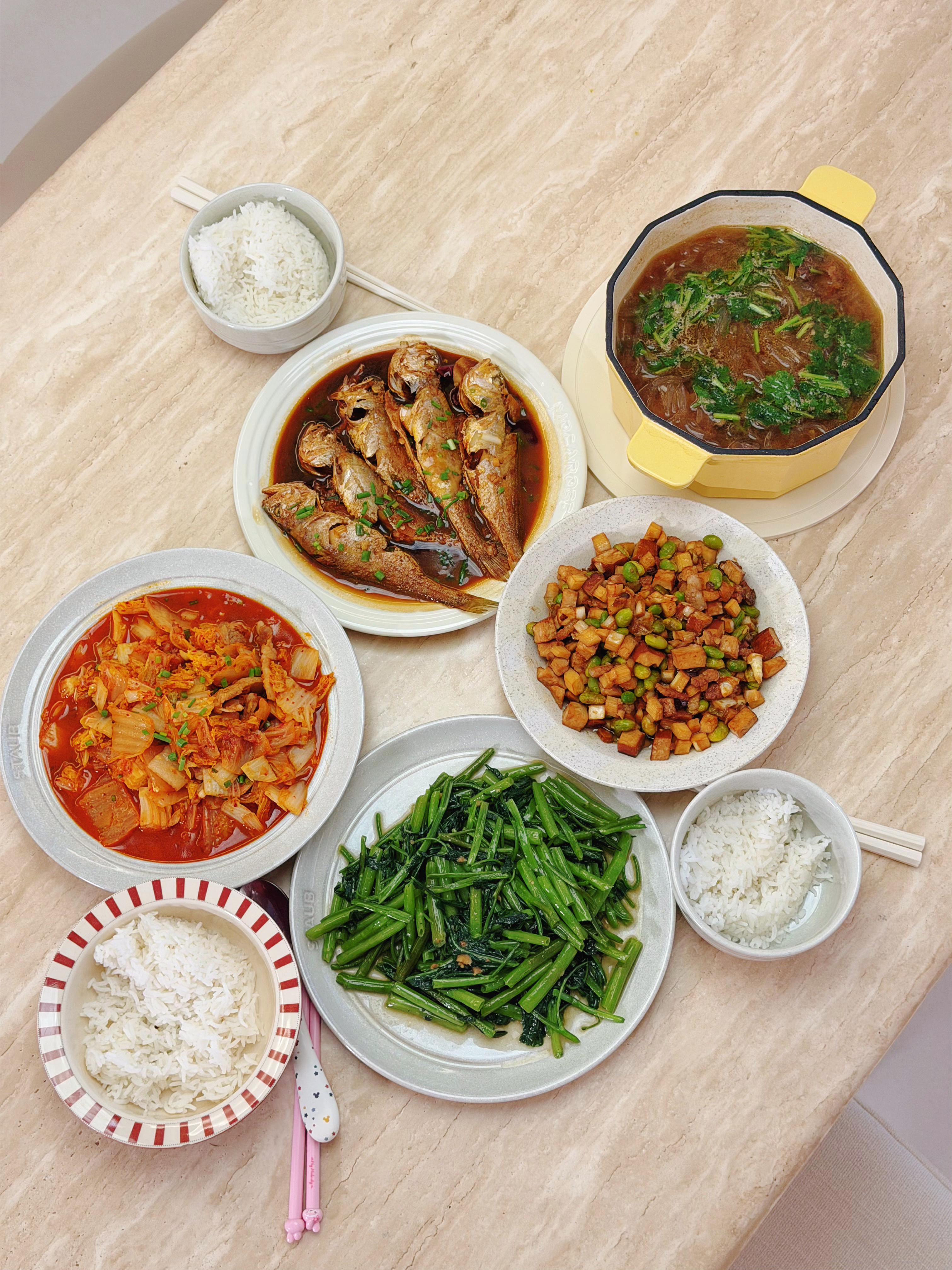 吃晚饭～红烧梅鱼、辣白菜炒五花肉、酱三丁、普宁豆酱炒空心菜、牛肉粉丝汤。今日新菜