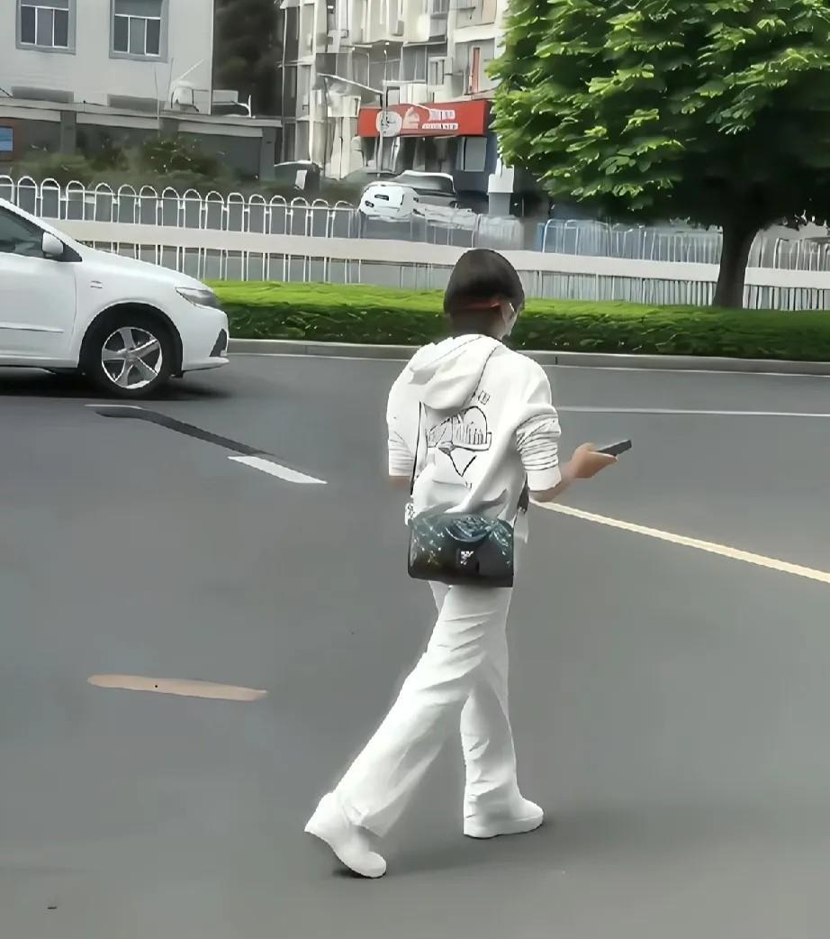 这是奥运冠军？？？街头上偶遇全红婵，给人的第一感觉就是“十足的反差感”！不愧