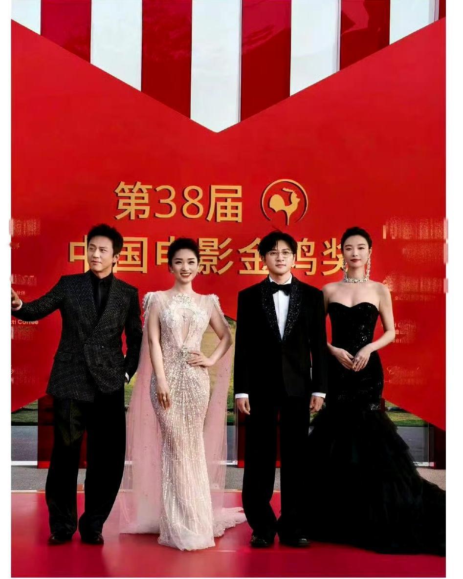 金鸡奖闭幕式颁奖盛典主持团，蓝羽是定海神针，把控场面的。邓超主要用来活跃气氛，承