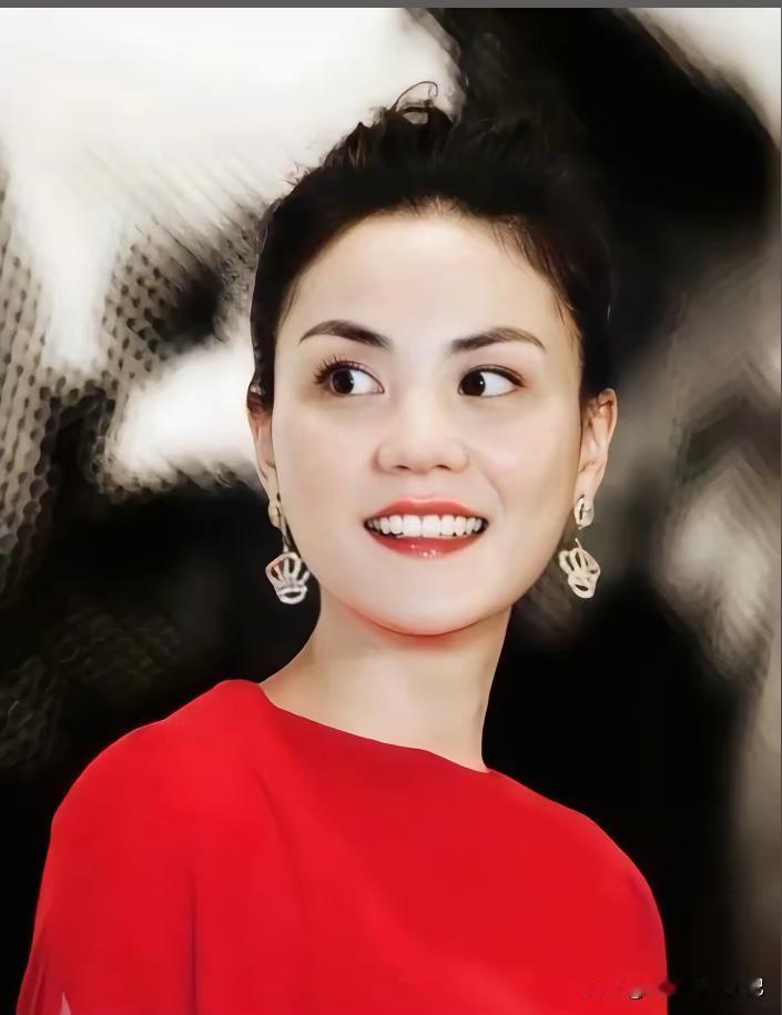 王菲给王家卫拍戏的时候通常就拍一遍，拍完上面包车就走了，杜可风说道：王菲更在