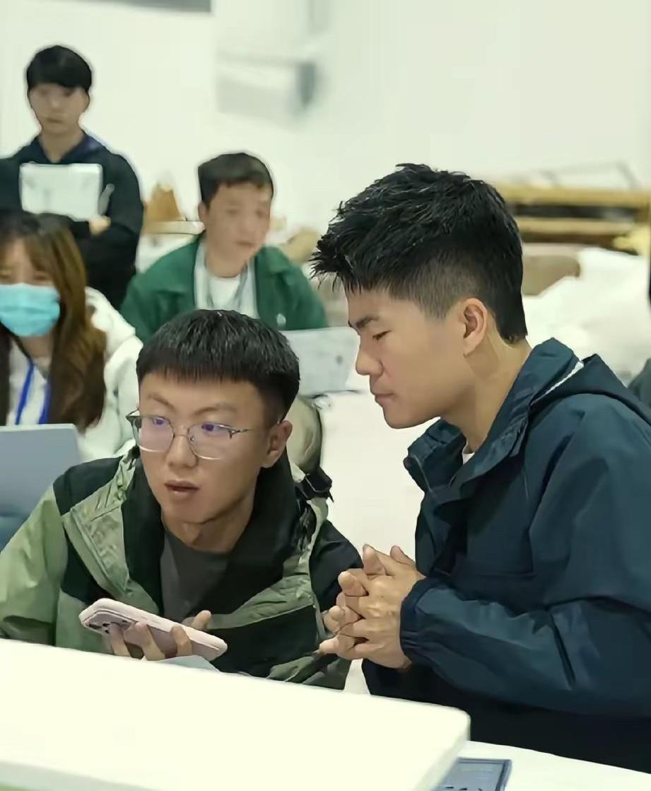 为了今晚八点开始的“大戏”！都在全力以赴，看看董宇辉和小伙伴们的表情就知道！