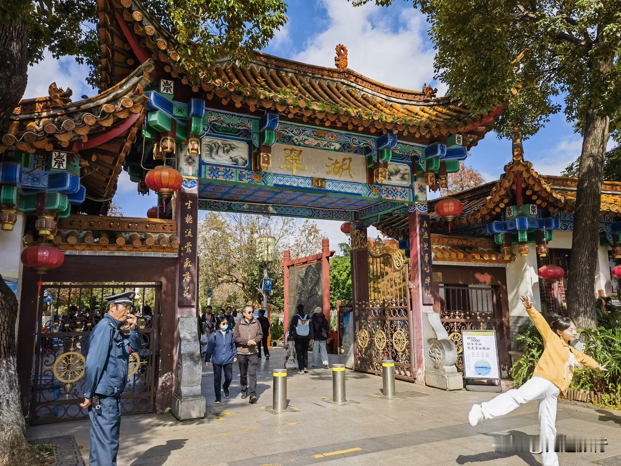 昆明翠湖公园东门，是翠湖公园的一个主要出入口。这里是进入唐堤的主要通道，也是去欣