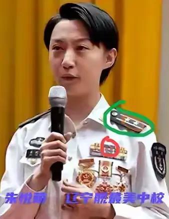 属实没看明白，海军女军官的肩章材质竟有大讲究！两位身着海军夏常服的女军官站在