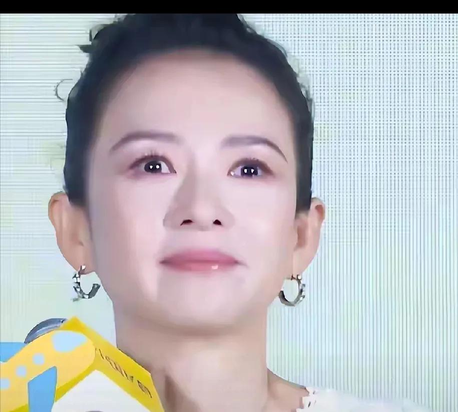 52岁汪峰三婚三离后，带新女友李巧和女儿聚餐，甜蜜互动，俨然“一家三口”。而章子