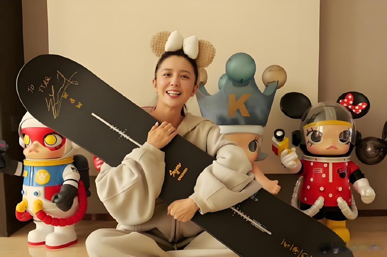 查了一下，当年佟丽娅与苏翊鸣在一个剧组，她像姐姐一样照顾苏翊鸣。所以苏翊鸣一直