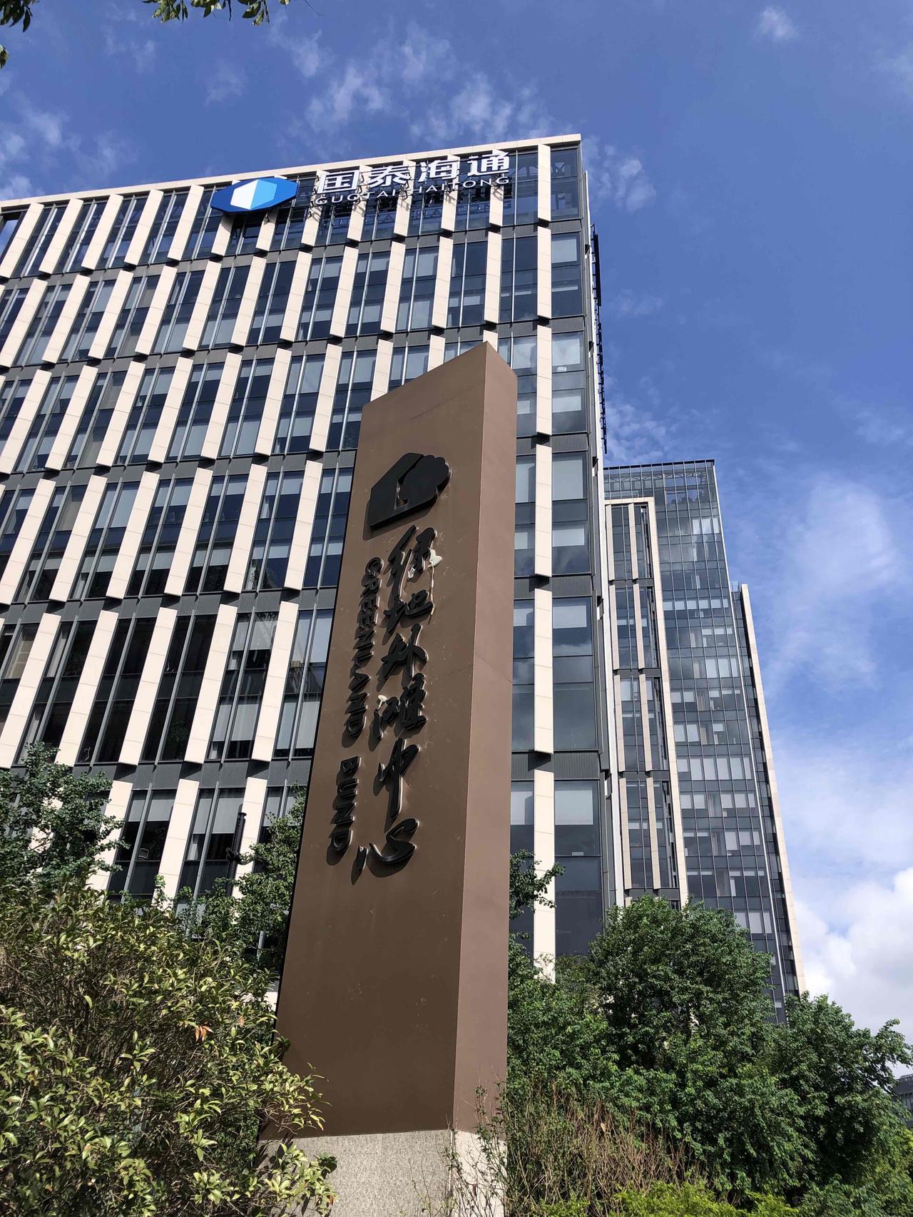 董家渡绿地外滩中心。随处可见劣质的绿化、劣质的景观铺装、劣质的建筑品质，糟糕的运