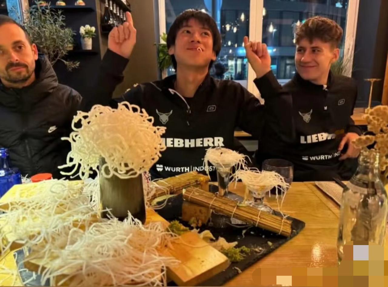 德国杯赛后户上隼辅用寿司犒劳自己和队友户上在德国杯半决赛上打得不错，可惜第