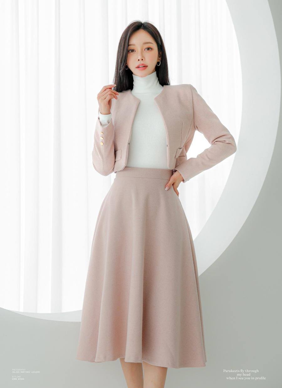 孙允珠的优雅粉裙穿搭太绝了，简直是温柔甜美的代名词！像她的白网格短袖配粉A字裙