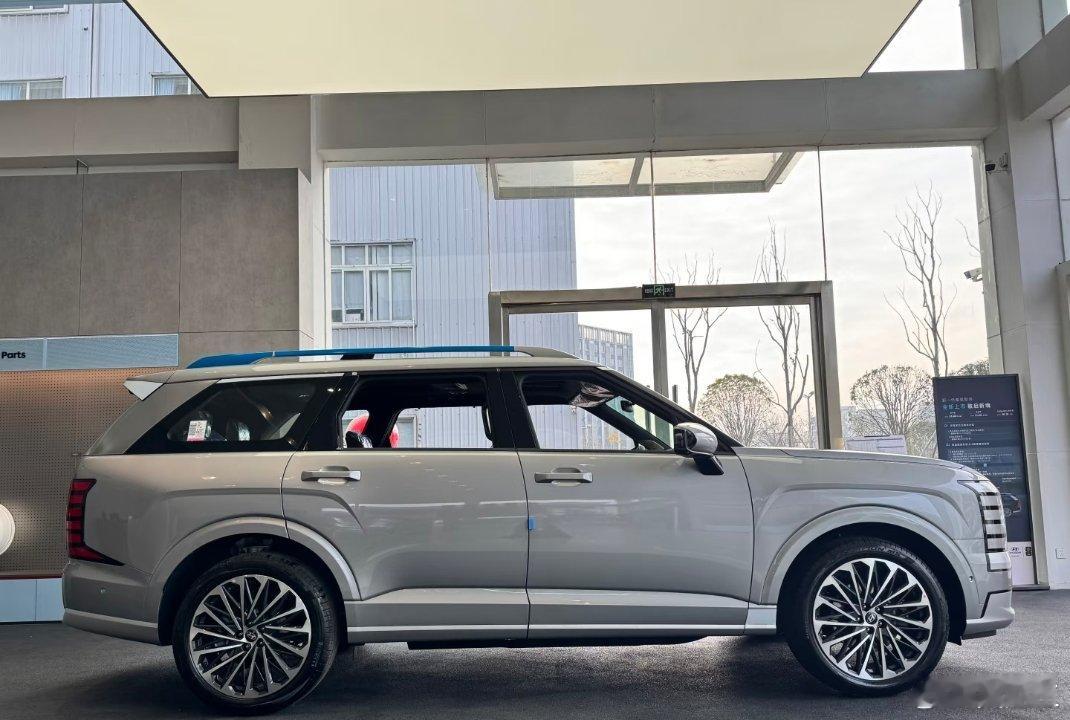 帕里斯帝，路上真的很少见，你们知道什么原因嘛？贵？不实用？