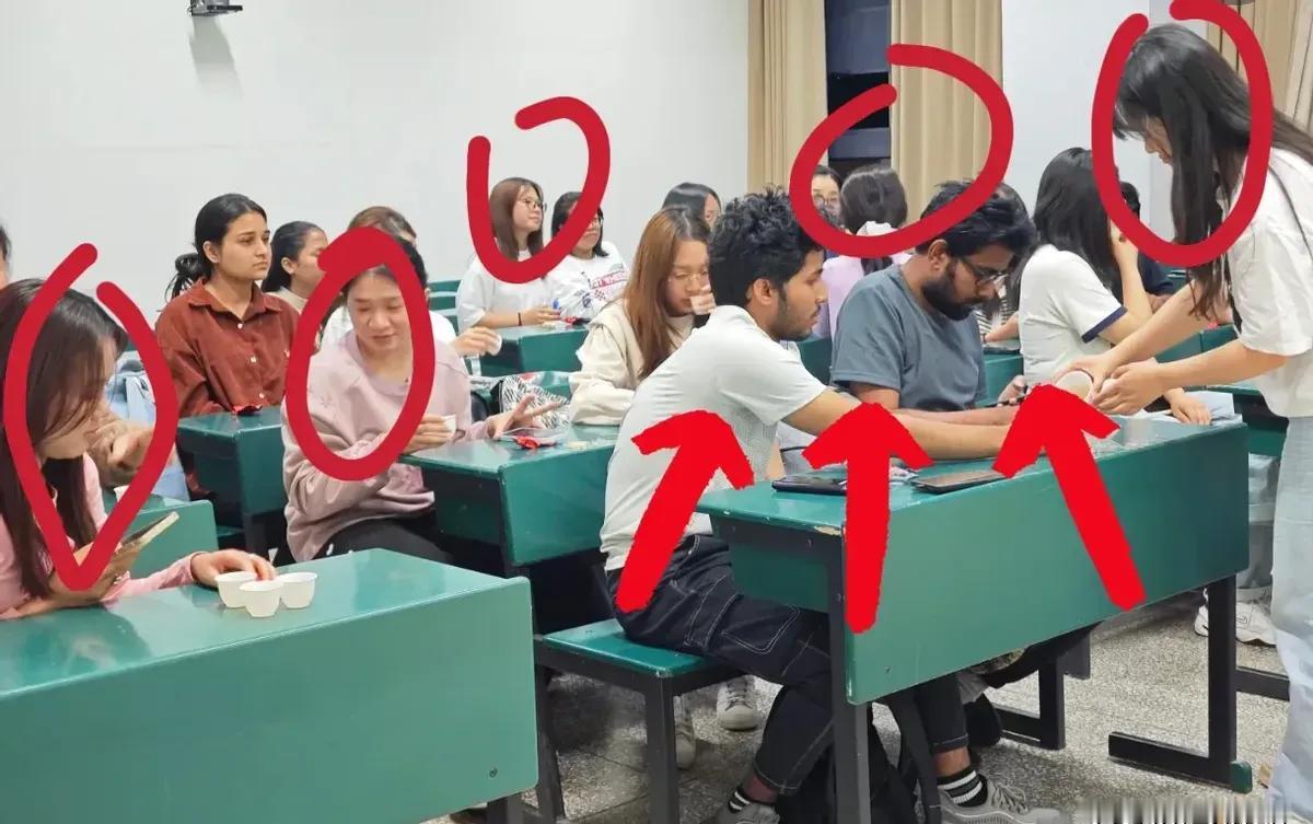 全班女生凭空消失教室只剩翻译教材叠成墙她们不是旷课，是把椅子掀了拒绝