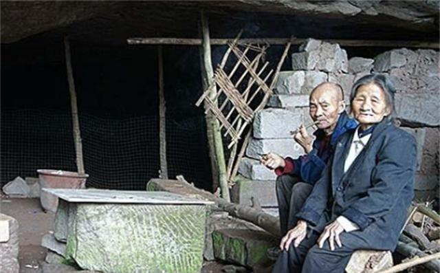 四川夫妻住山洞58年不愿搬，养大4个娃，如今儿是工程师孙是博士故事的主人公叫梁