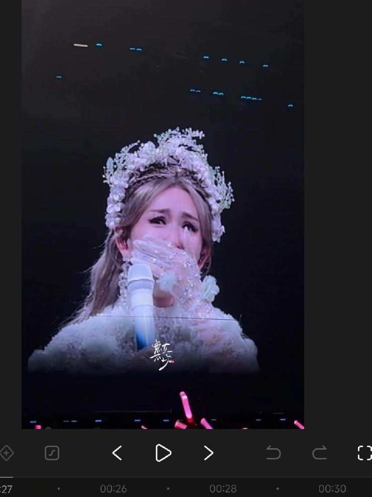 我不羡慕谢娜家财万贯、家庭圆满儿女绕膝，唯独羡慕她身边永远站着何炅。本来以何灵