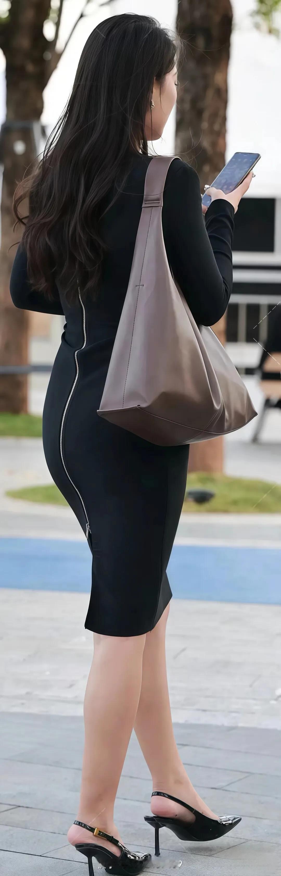 气质美女，个性裹臀裙，放电拉丝的眼神，有没有电到你？