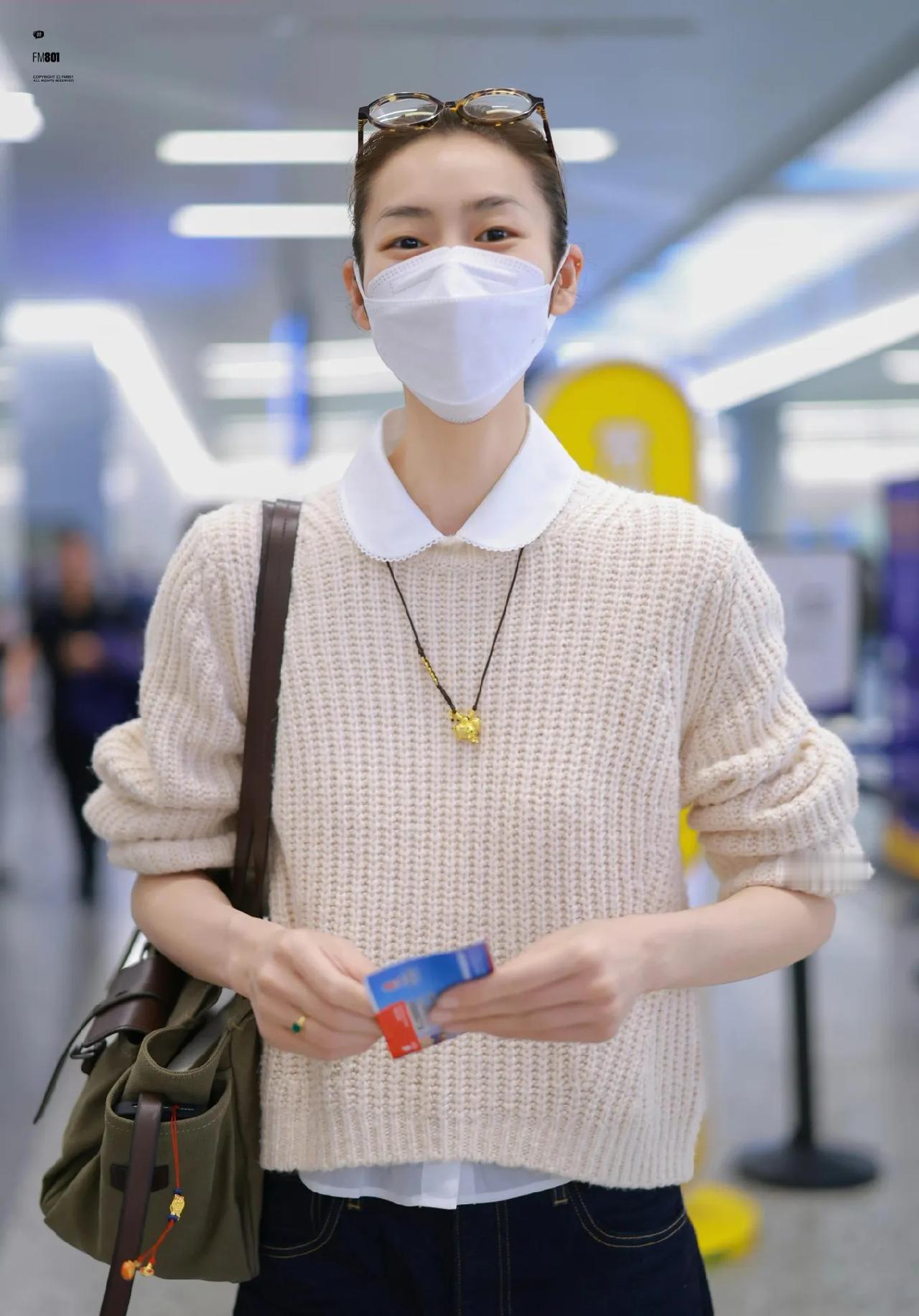 被刘雯这身机场穿搭狠狠种草！娃娃领针织衫+白衬衫，温柔又减龄，阔腿牛仔裤+乐