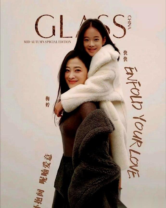 梅婷带12岁女儿拍的那组大片，很多人第一反应，是把照片放大，仔仔细细在她女儿脸上
