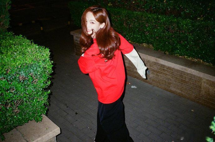 李一桐出神图像呼吸一样简单李一桐又双叒三秒出神图啦，真的像呼吸一样简单吧，姐姐